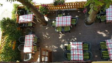 Ontbijt, serveert lunch, diner, regionale gerechten, openlucht dineren