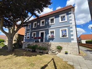 Front of property - Hotel Gasthof zum Schwan (Steinsfeld)