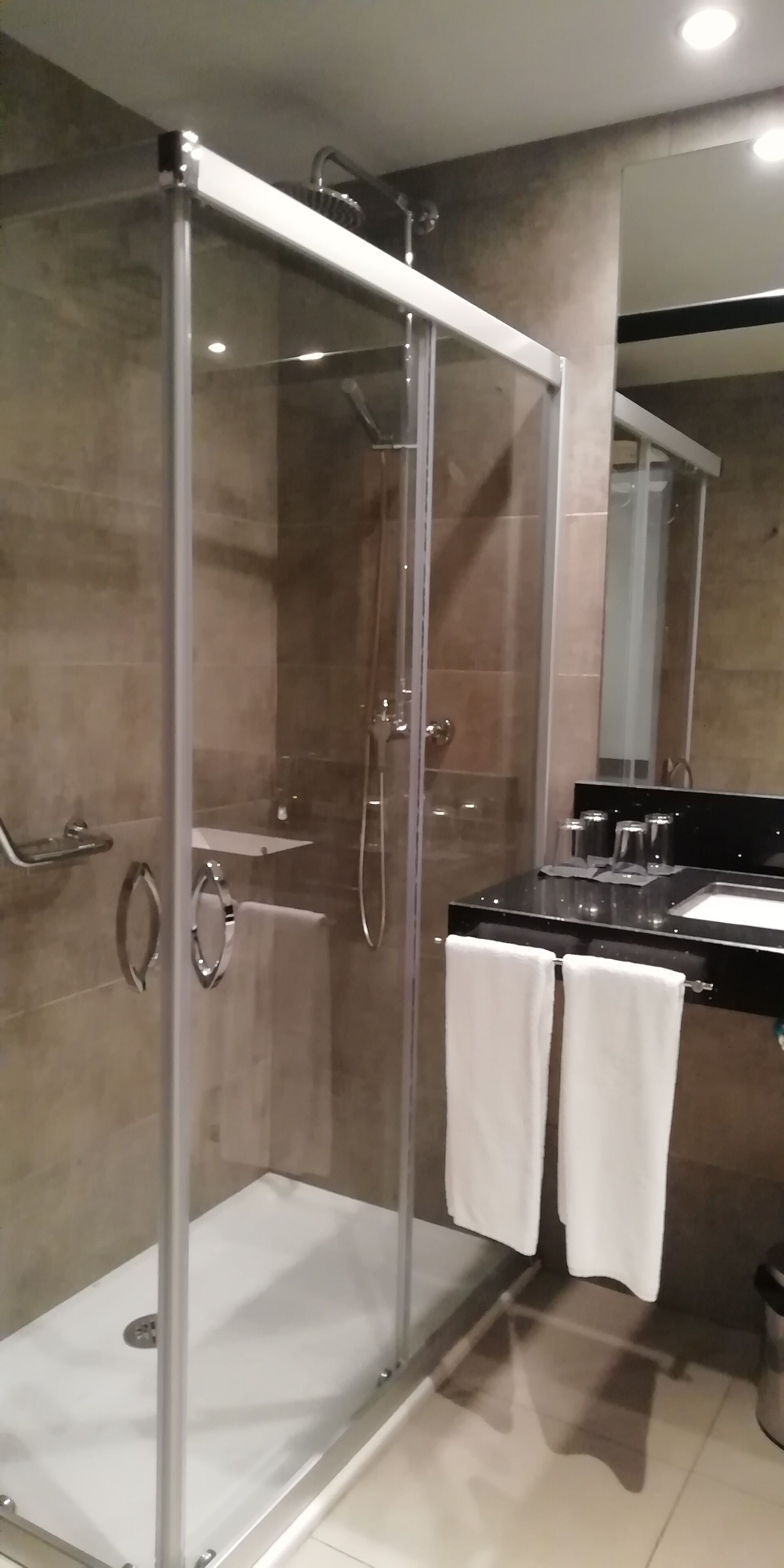 quadruple room | bathroom shower