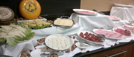 Bữa sáng buffet hàng ngày (13 EUR/mỗi người)