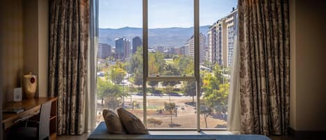 1 bedroom, premium bedding, minibar, in-room safe