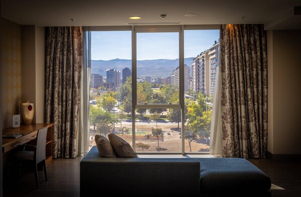 1 bedroom, premium bedding, minibar, in-room safe