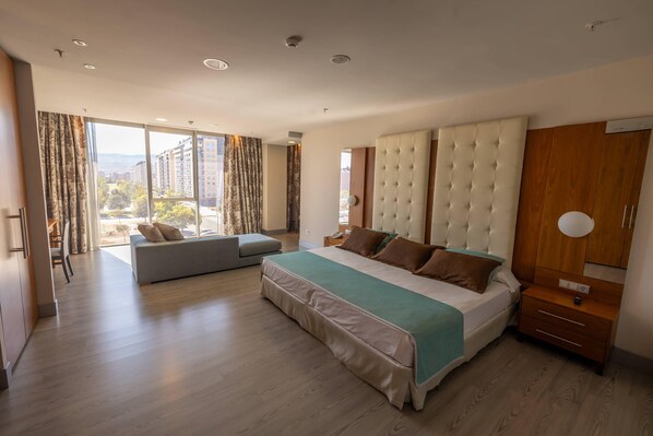 1 bedroom, premium bedding, minibar, in-room safe