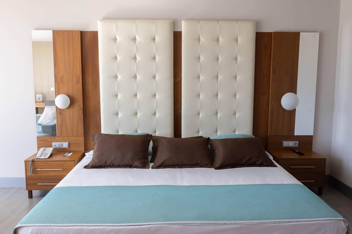 1 bedroom, premium bedding, minibar, in-room safe