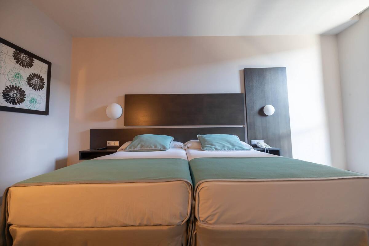 Habitación estándar, 2 camas individuales, para no fumadores | 1 habitación, ropa de cama de alta calidad y minibar 