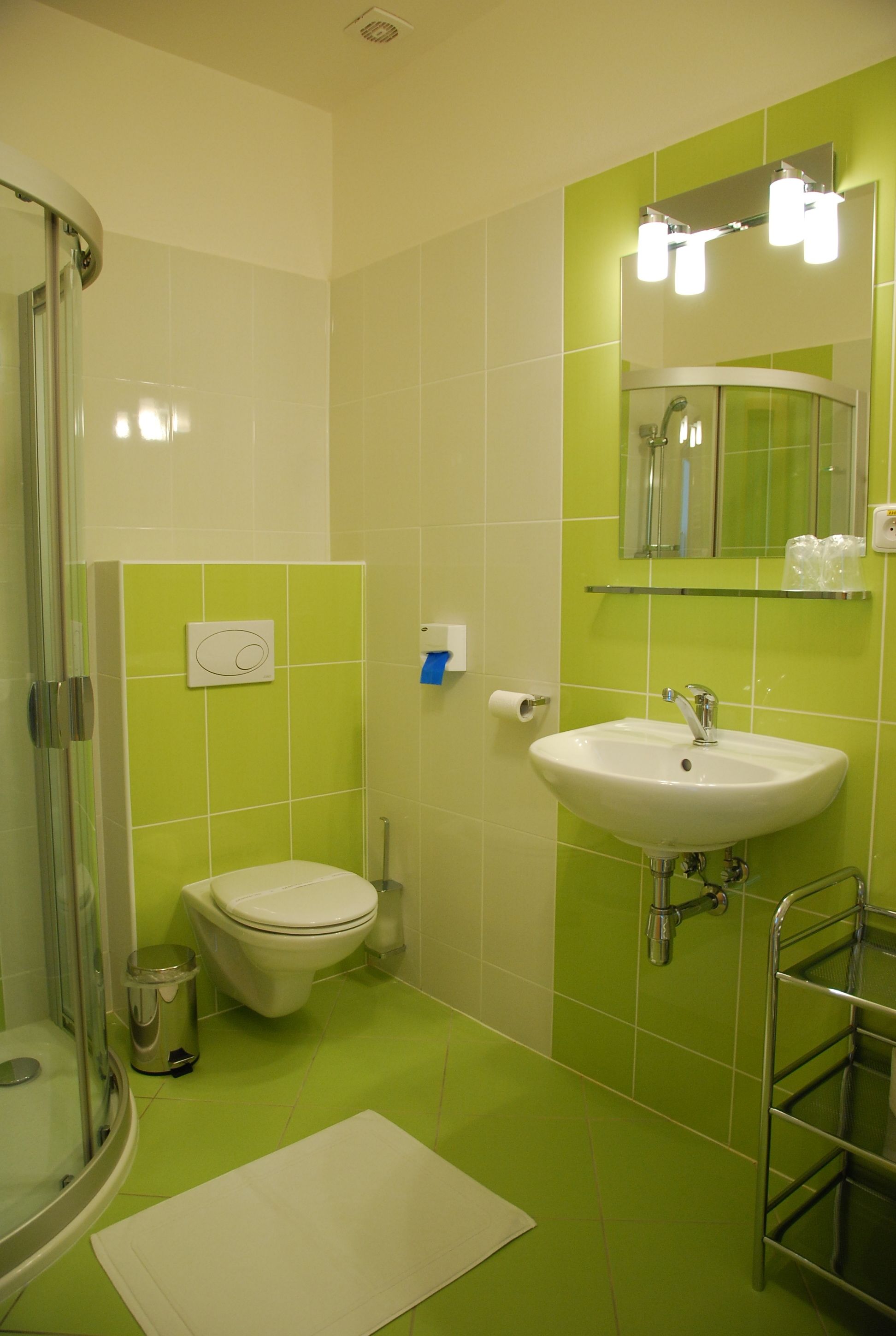 Un baño con inodoro, lavamanos y ducha.