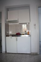 Refrigerador, placa de cocina, utensilios de cocina