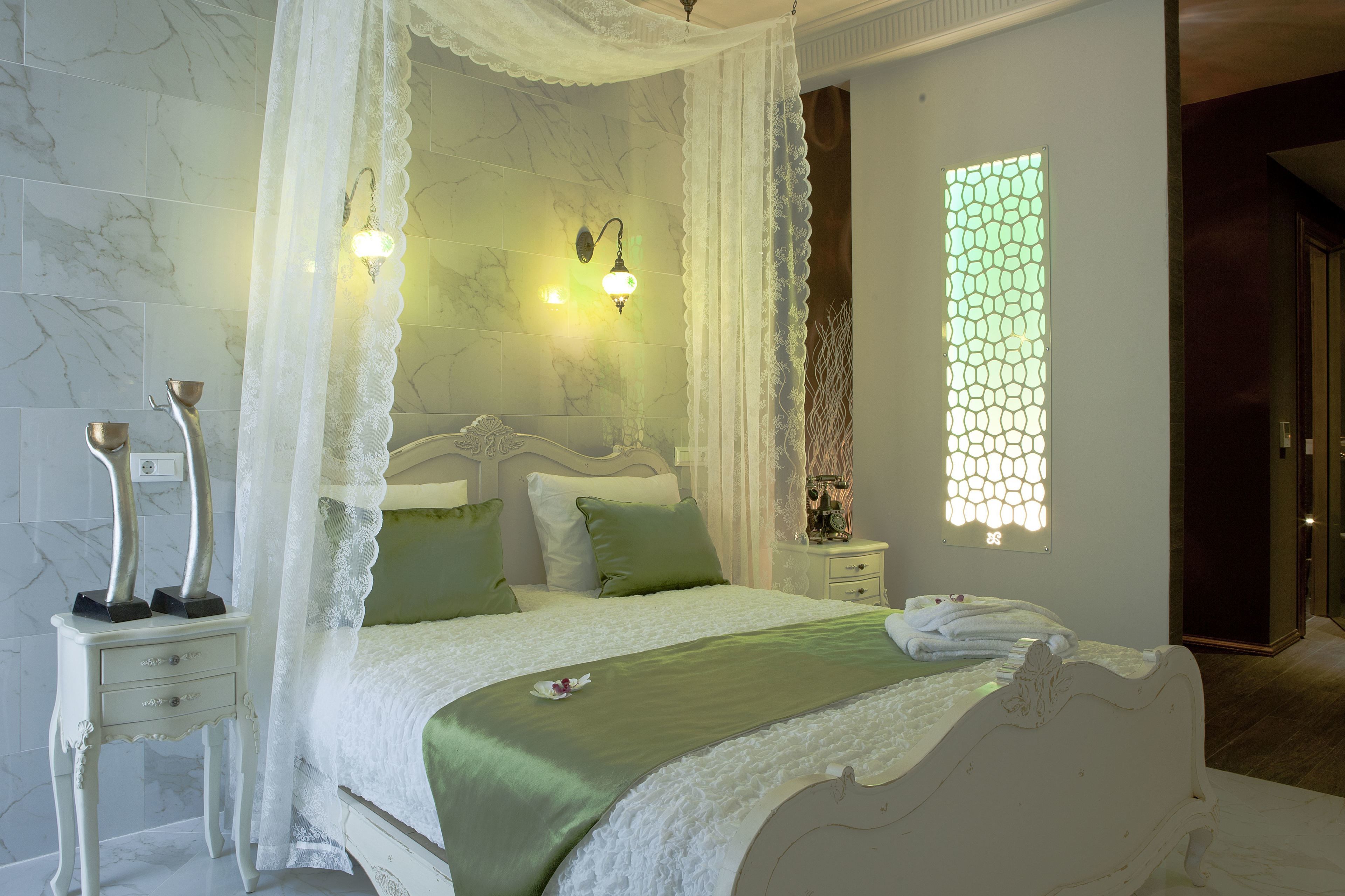 deluxe suite | minibar, in-room safe, individually decorated, individually furnished