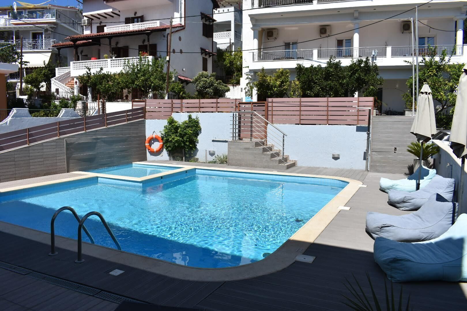 2 piscine all'aperto, lettini