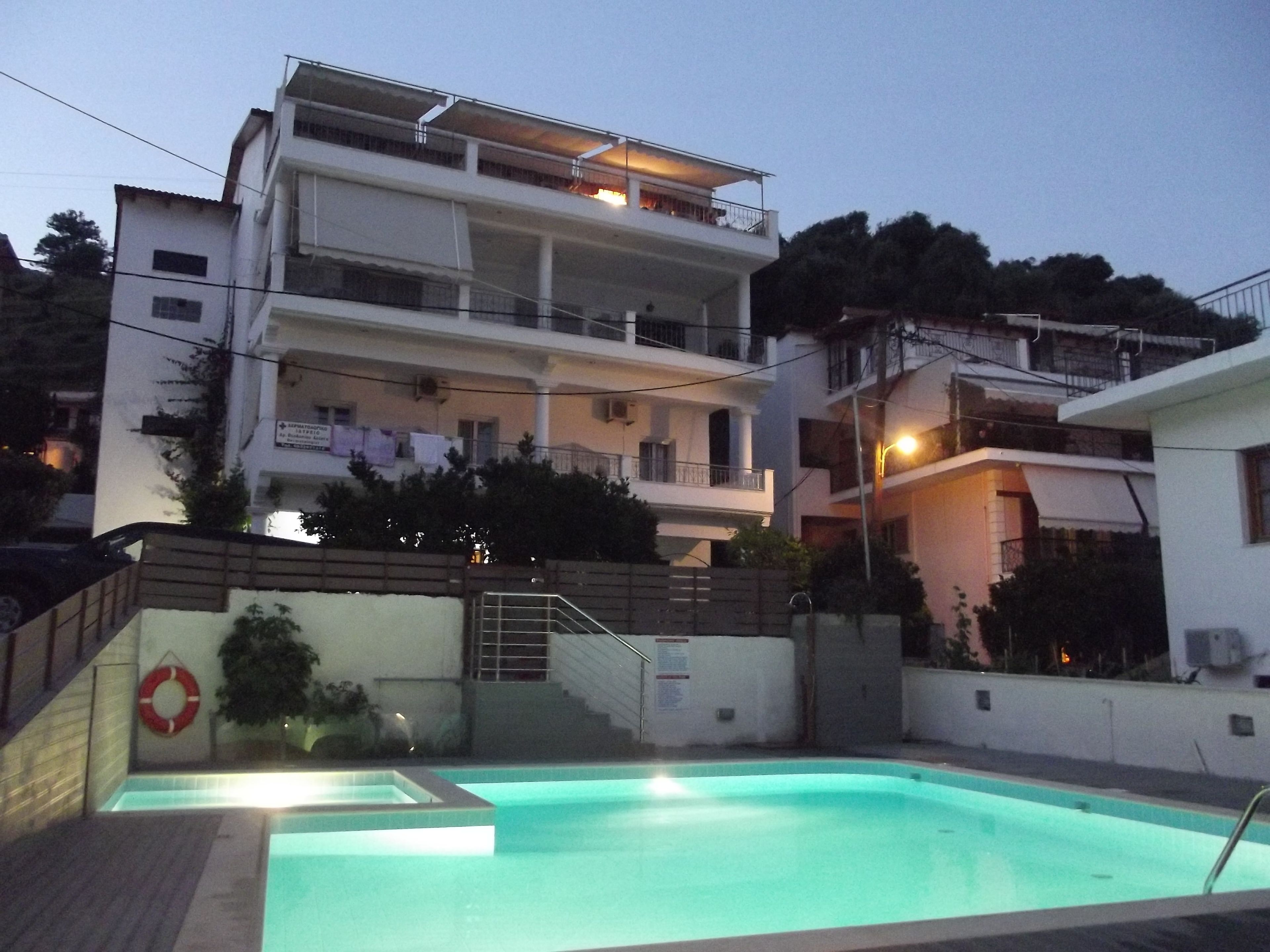 2 outdoor pools, pool loungers