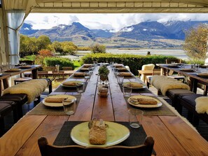 Phục vụ bữa sáng và bữa tối, đặc sản địa phương 