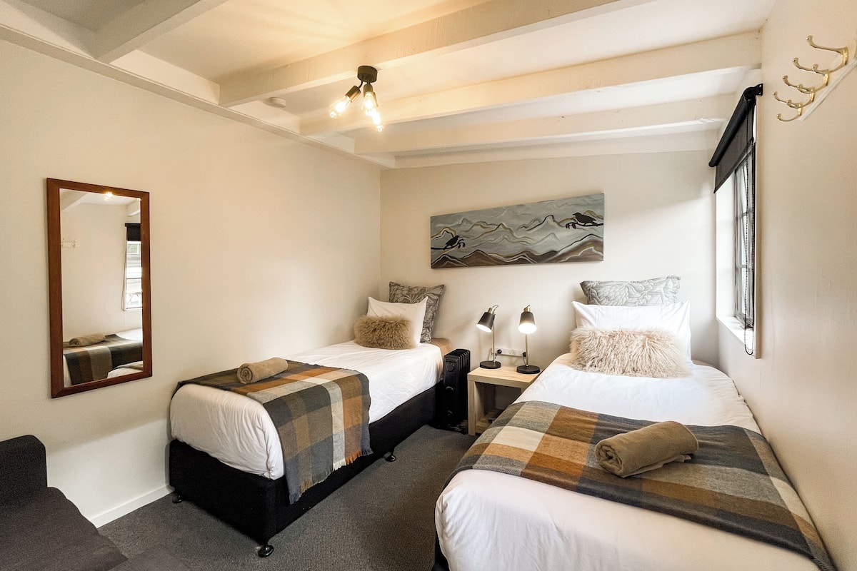 Standard Room, 2 Twin Beds, Shared Bathroom | 1 bedroom, individually decorated, individually furnished