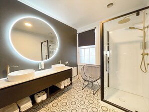 Eco-friendly toiletries, hair dryer, towels, soap - Kinloch Wilderness Retreat (Kinloch)