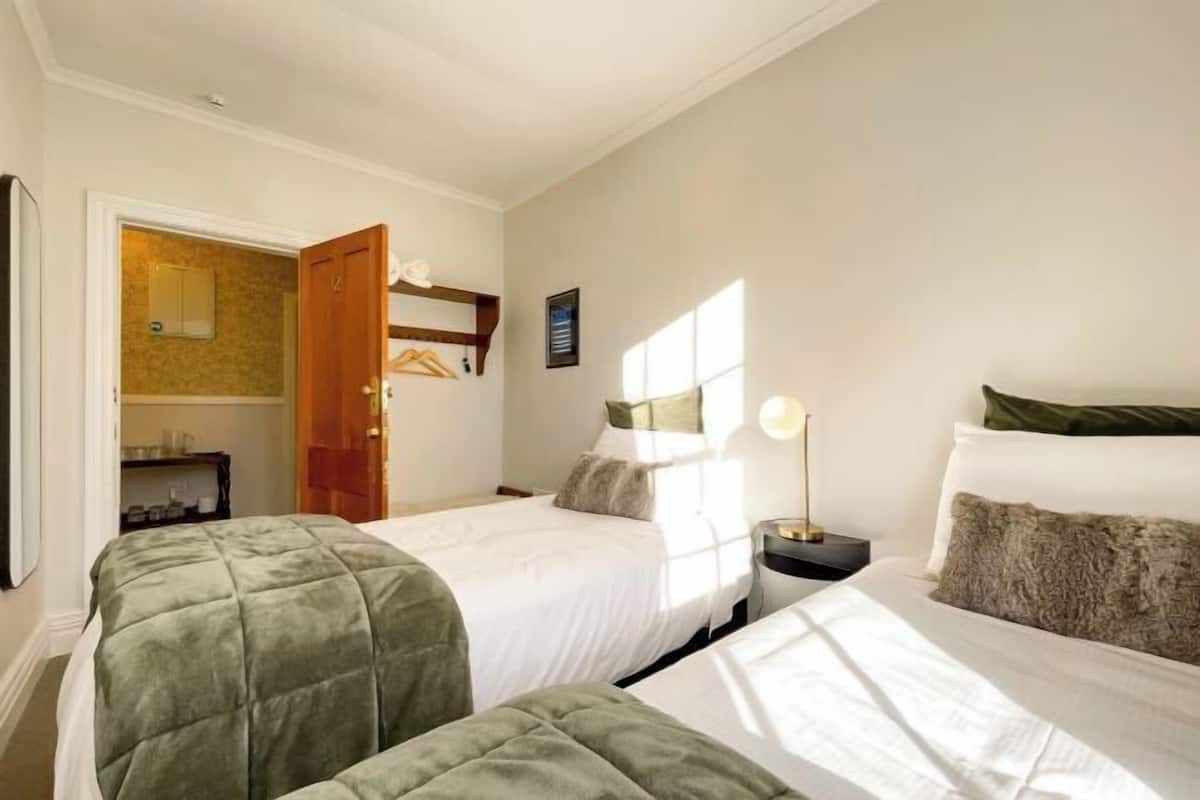1 bedroom, individually decorated, individually furnished