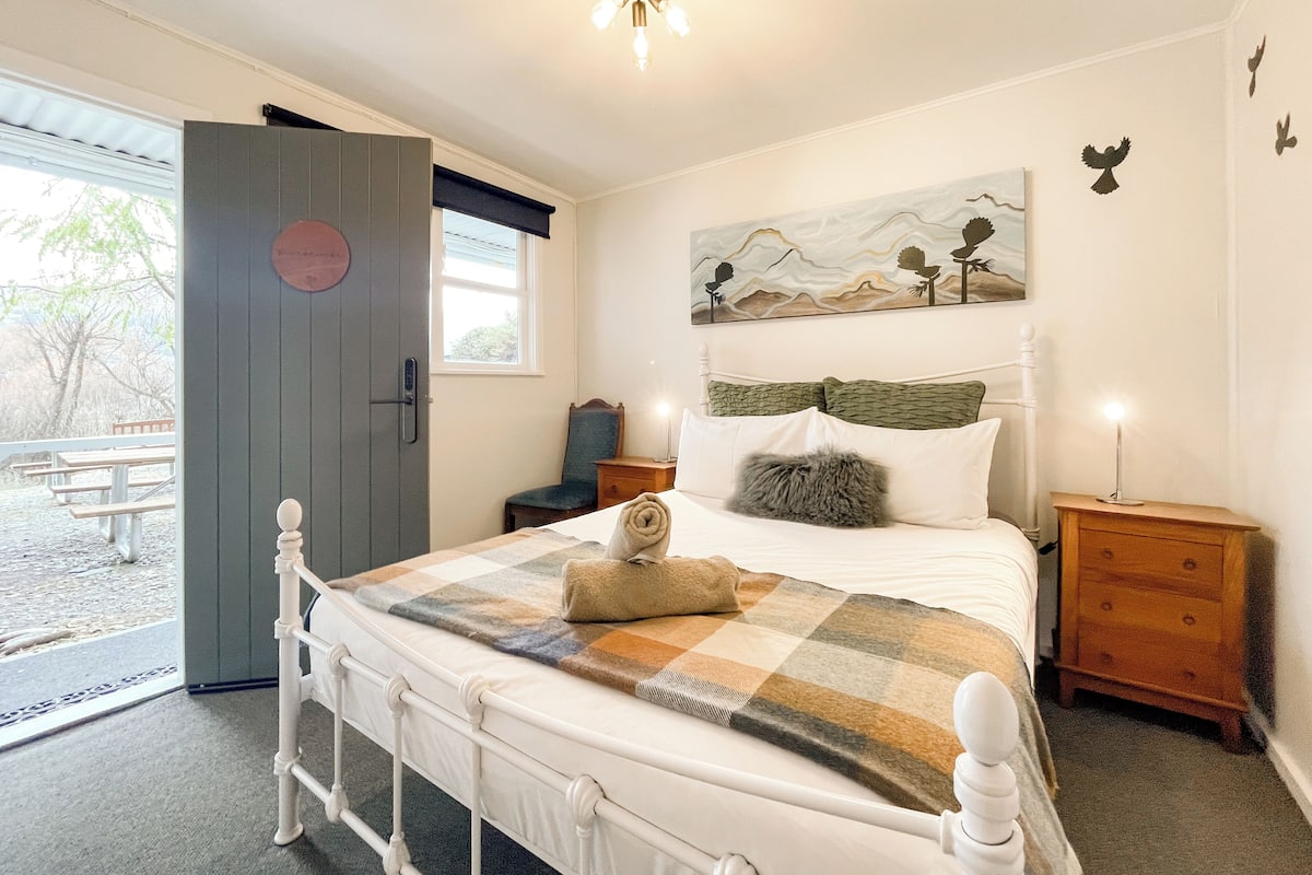 Basic Double Room, Shared Bathroom | 1 bedroom, individually decorated, individually furnished