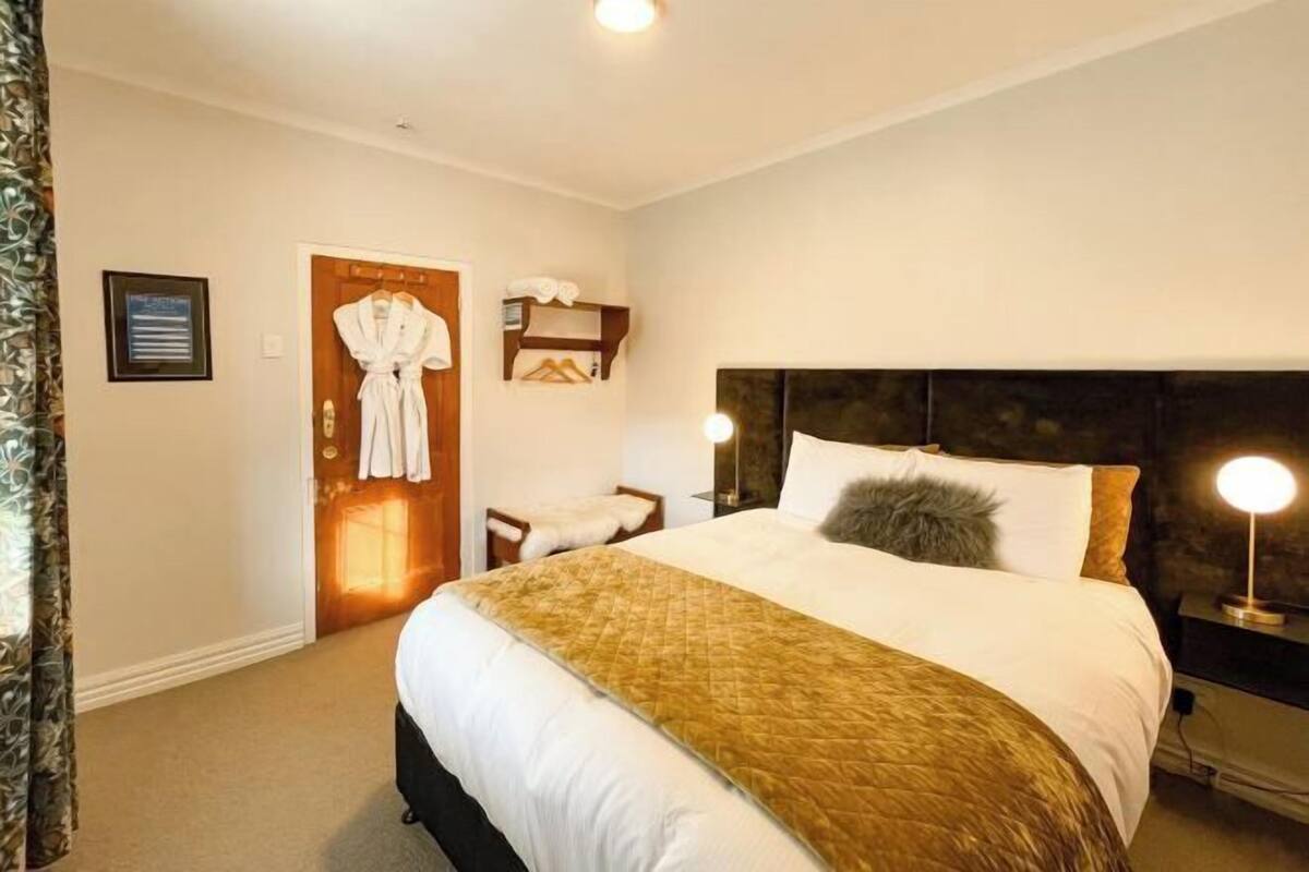 1 bedroom, individually decorated, individually furnished