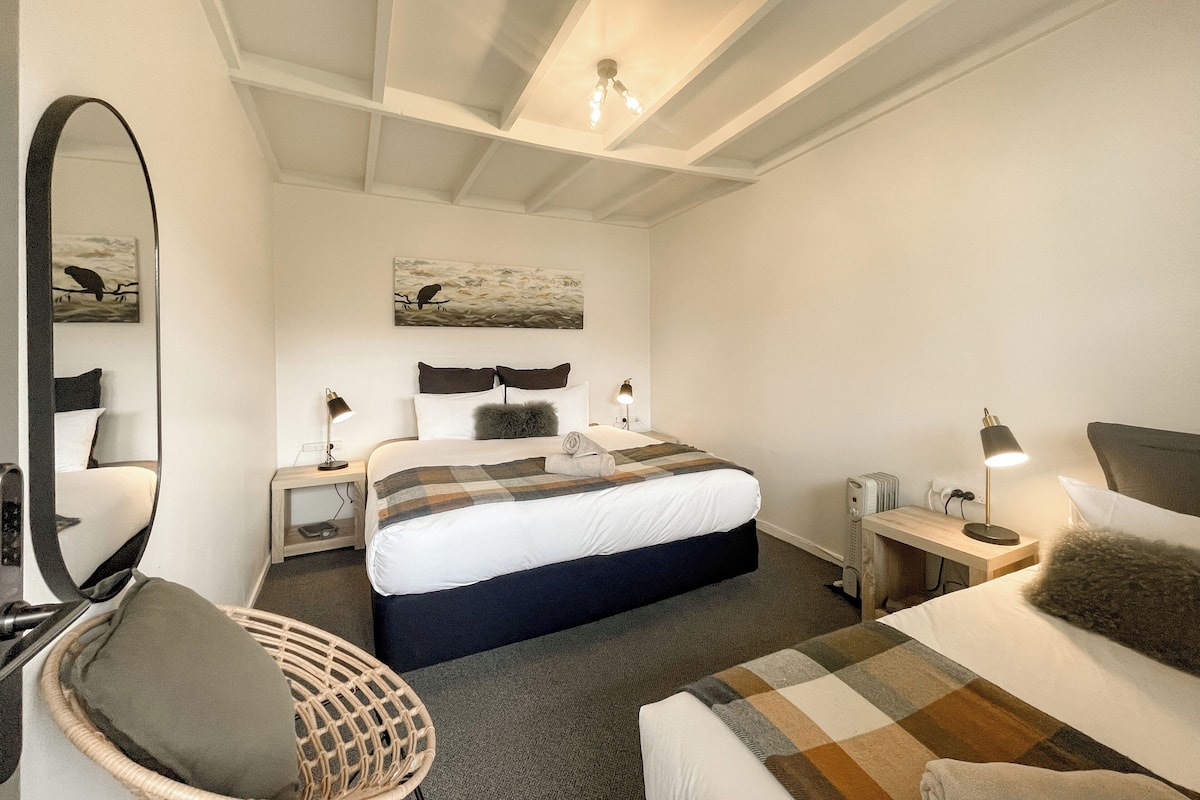 Superior King Room, Shared Bathroom | 1 bedroom, individually decorated, individually furnished