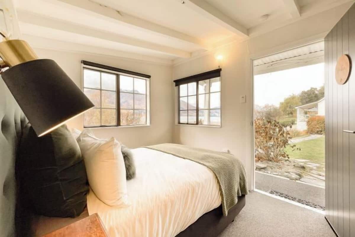 1 bedroom, individually decorated, individually furnished