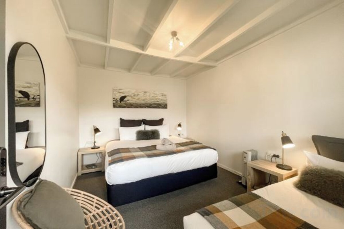 Cortinas blackout, wifi, decoración personalizada y muebles diferentes