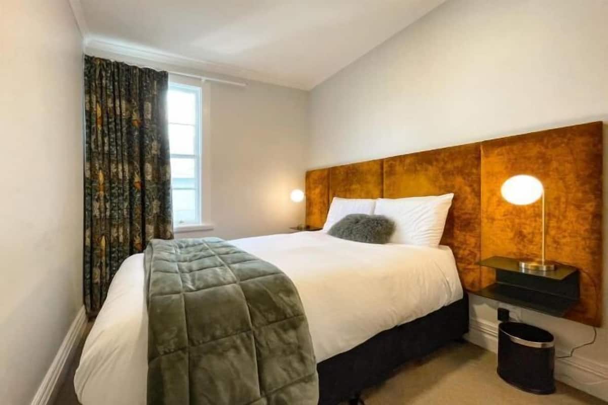 1 bedroom, individually decorated, individually furnished