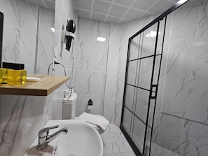 Suihku, ilmaiset hygieniatuotteet, hiustenkuivaaja, tohvelit