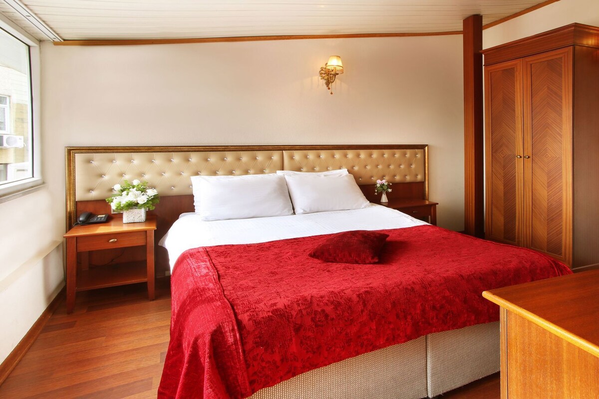 In-room safe, soundproofing, iron/ironing board, WiFi (free)