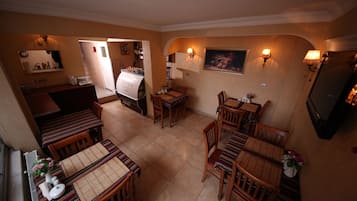 Daily continental breakfast (TRY 400 per person)