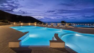 Seasonal outdoor pool, pool umbrellas, sun loungers