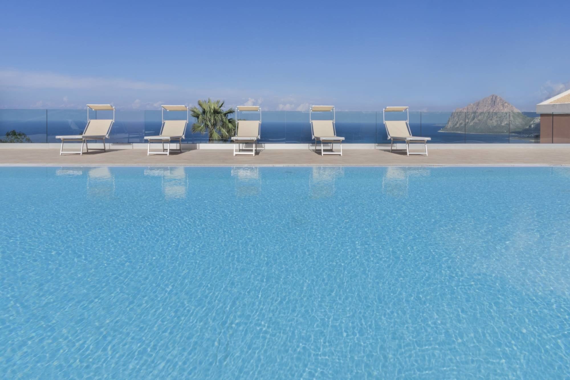 Seasonal outdoor pool, pool umbrellas, sun loungers