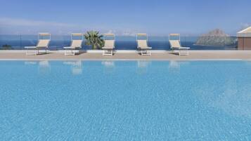 Piscina stagionale all'aperto, ombrelloni da piscina, lettini