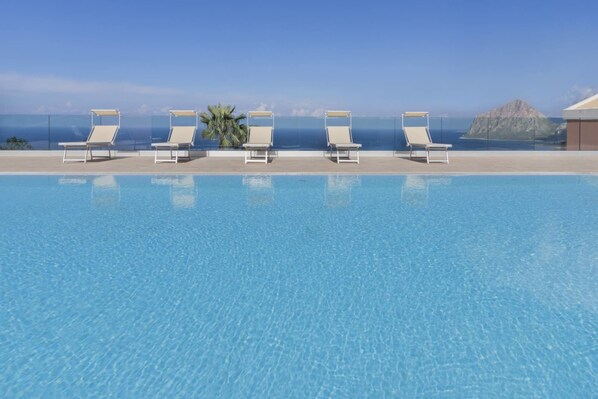 Seasonal outdoor pool, pool umbrellas, sun loungers