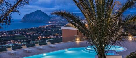 Minibar, Zimmersafe, individuell eingerichtet, Schreibtisch