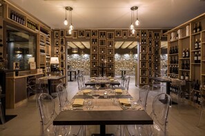 Sarapan, makan tengah hari dihidangkan; masakan tempatan, lautan 