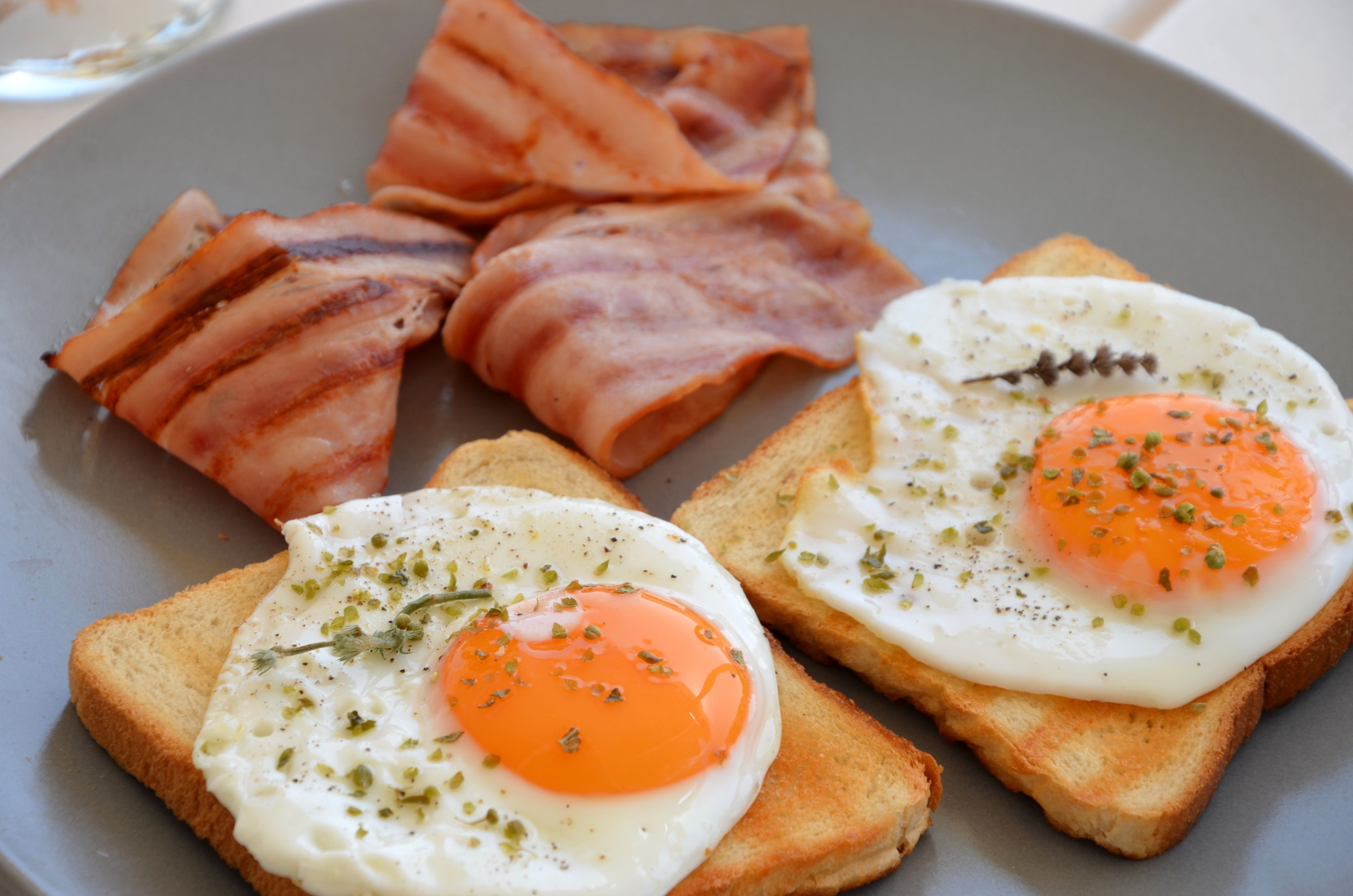 daily cooked-to-order breakfast for a fee