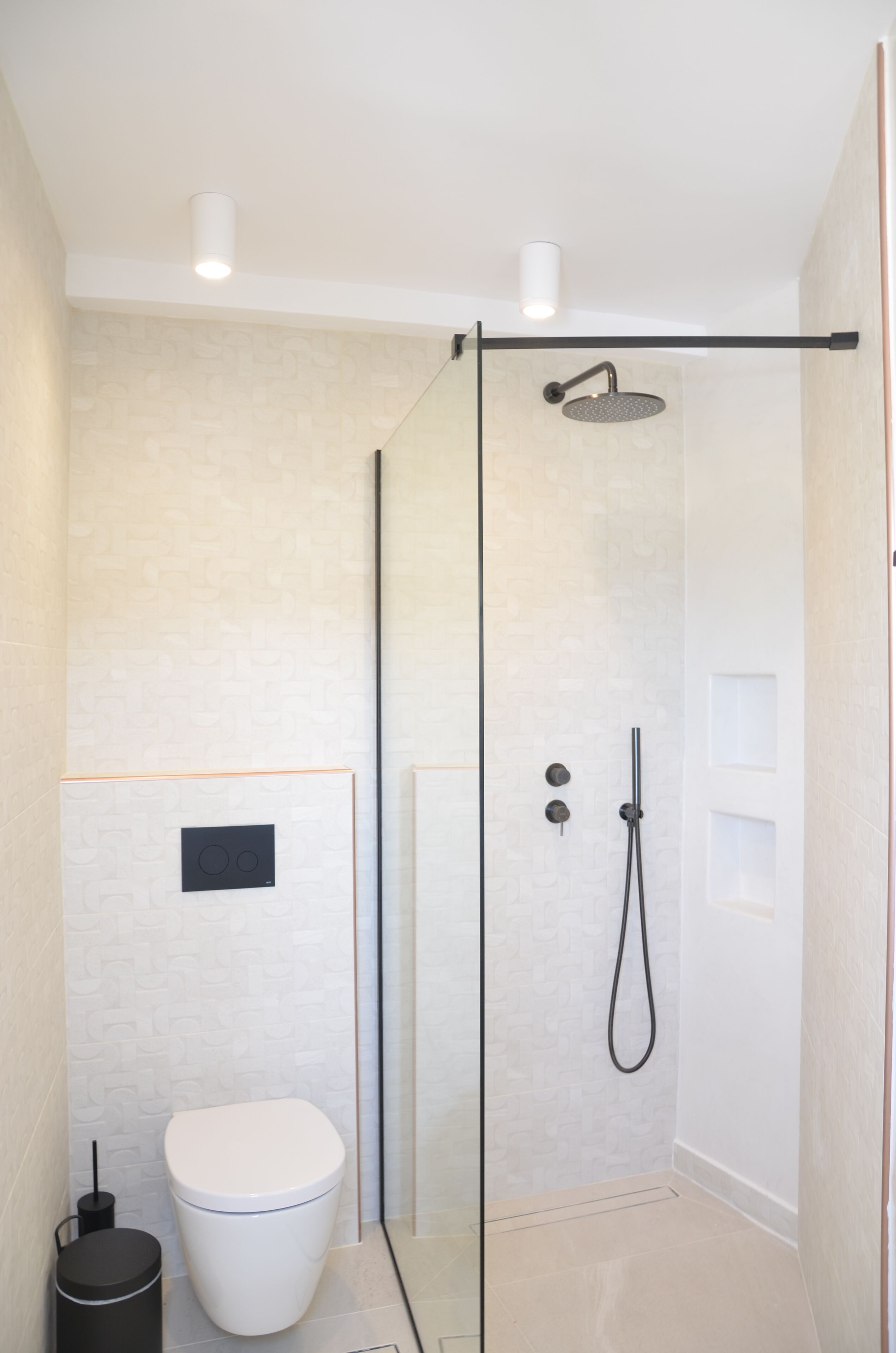deluxe double room | bathroom | shower, free toiletries, hair dryer, bidet