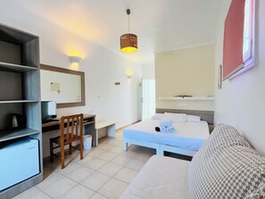 Deluxe tweepersoonskamer, 1 tweepersoonsbed met slaapbank | Individueel gedecoreerd, gratis wifi, beddengoed