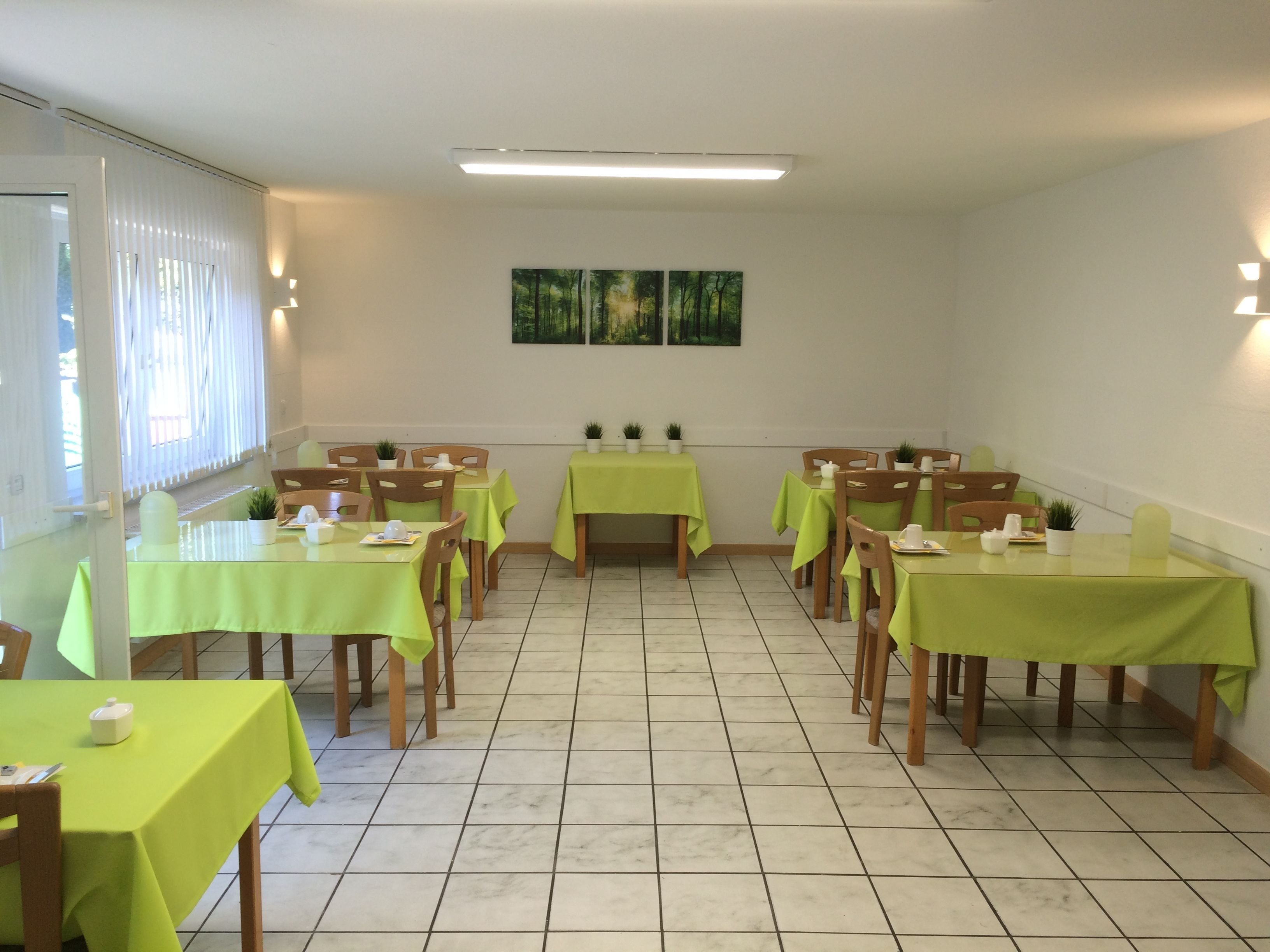 Tägliches Frühstücksbuffet (9.00 EUR pro Person)