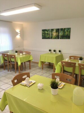 Petit déjeuner buffet (9.00 EUR par personne)