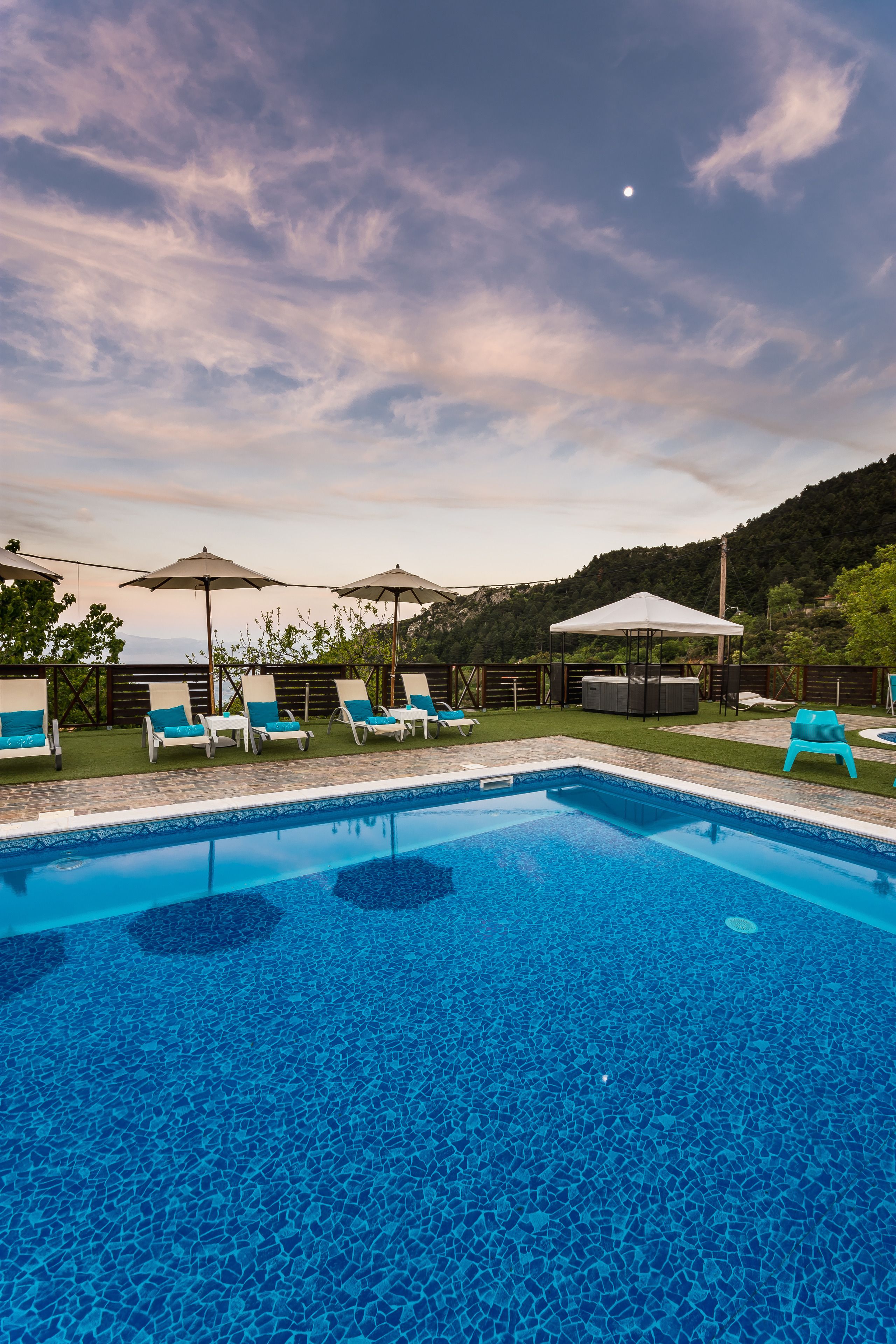 Sæsonbestemt udendørs pool, parasoller, liggestole