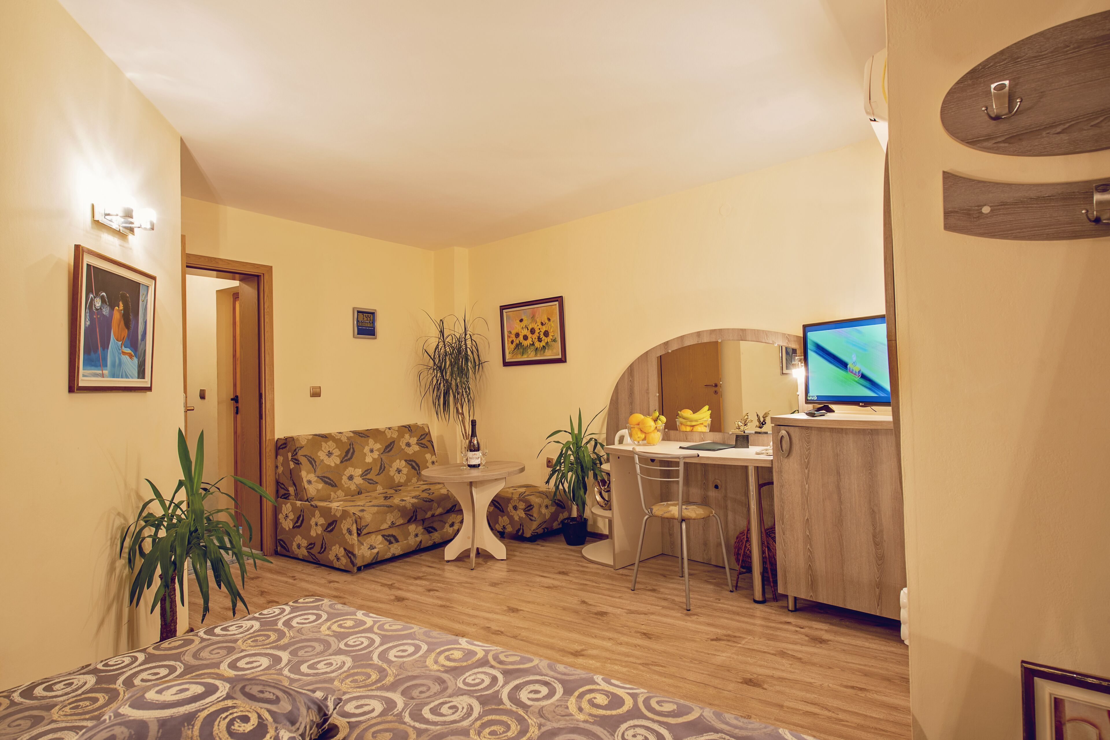 suite | premium bedding, minibar, desk, iron/ironing board