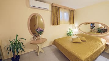 Premium bedding, minibar, desk, iron/ironing board