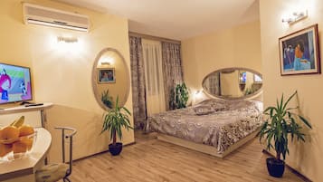Suite | Ropa de cama de alta calidad, minibar y escritorio