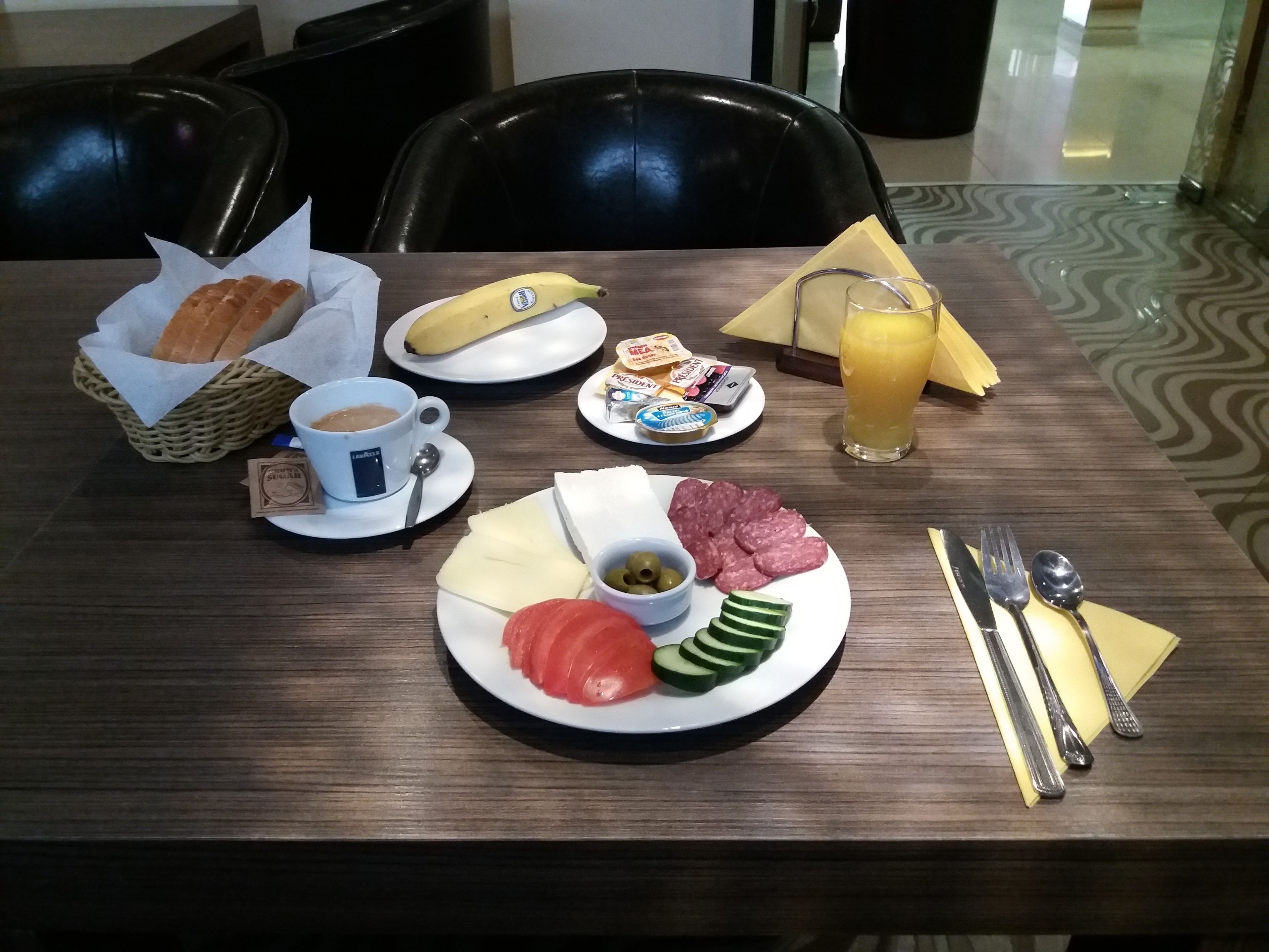 Petit déjeuner continental (5.55 EUR par personne)