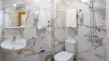 Kamer, 1 twee- of 2 eenpersoonsbedden | Badkamer | Een haardroger, handdoeken, shampoo