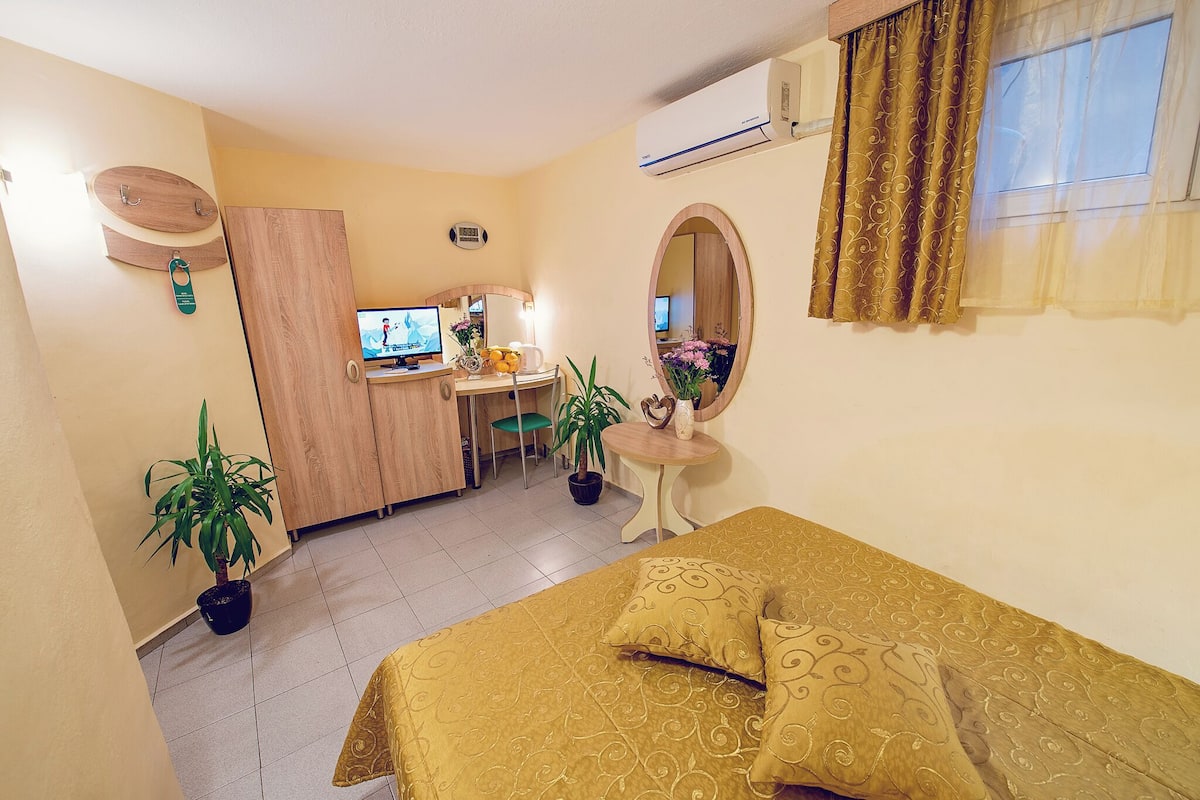 Premium bedding, minibar, desk, iron/ironing board (on request)
