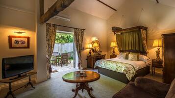 Deluxe Double Room | In-room safe, laptop workspace, blackout curtains, iron/ironing board