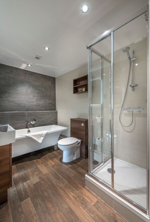 Deluxe Twin Room | Bathroom | Free toiletries, hair dryer, bathrobes, slippers - The White Hart Royal Hotel, Moreton-in-Marsh (Moreton-in-Marsh)