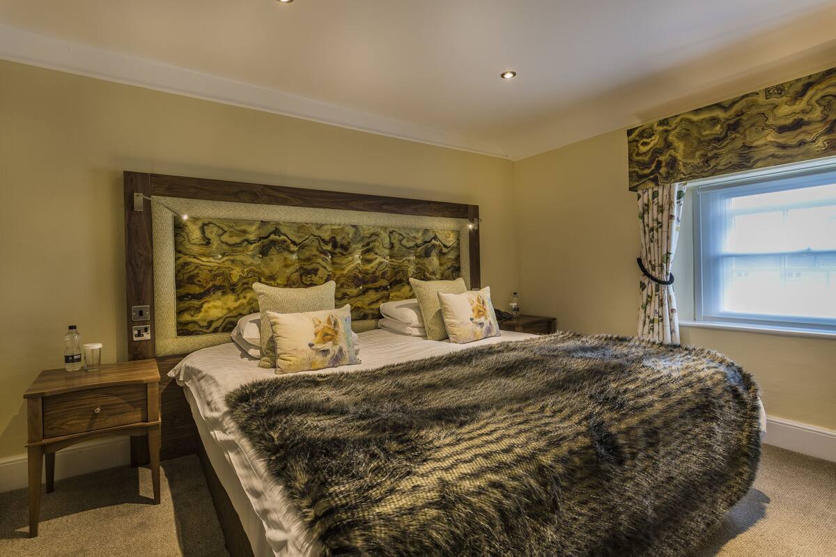Classic Double Room | In-room safe, laptop workspace, blackout drapes, iron/ironing board