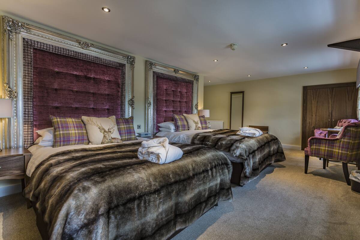 Deluxe Twin Room | In-room safe, laptop workspace, blackout drapes, iron/ironing board