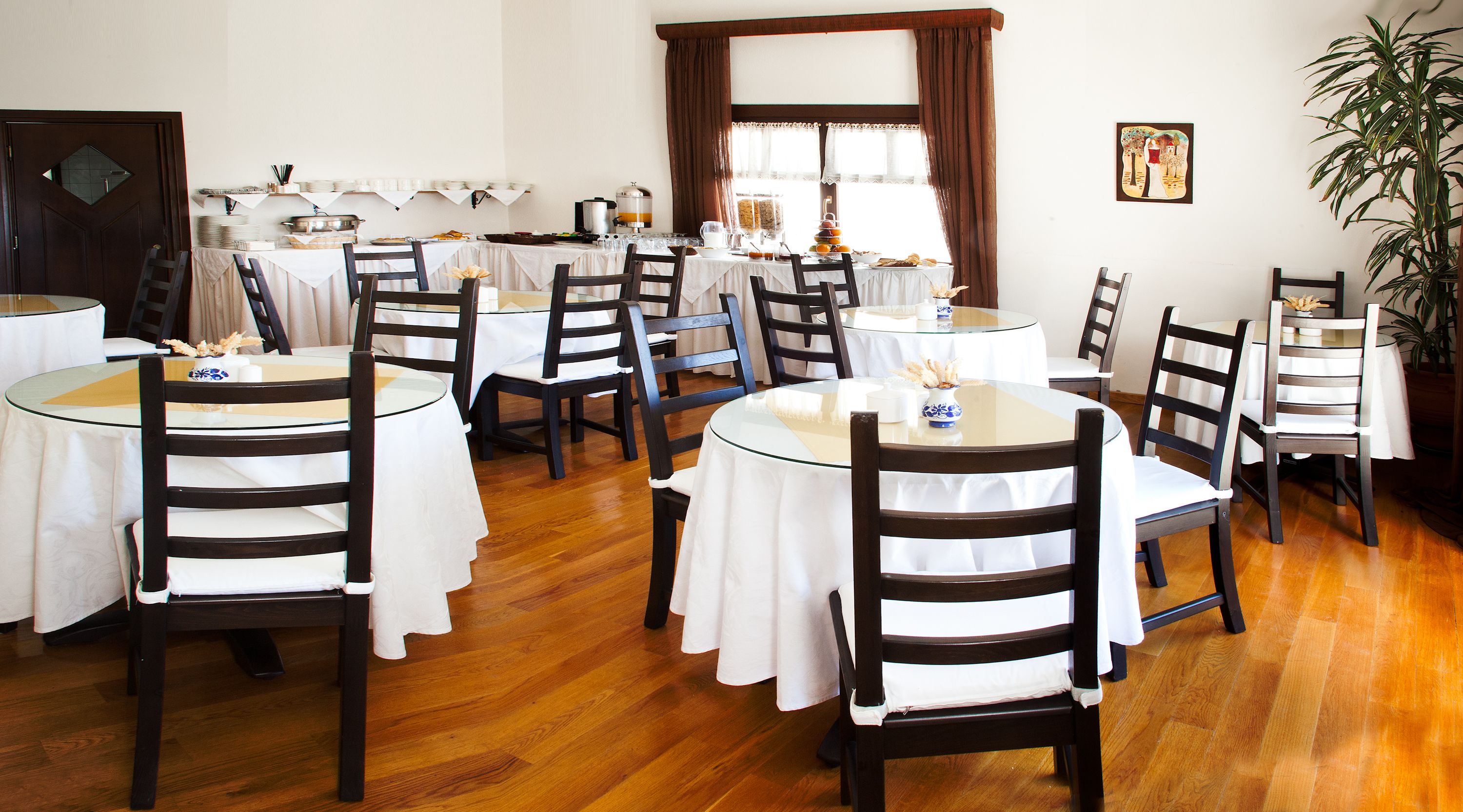 daily buffet breakfast for a fee